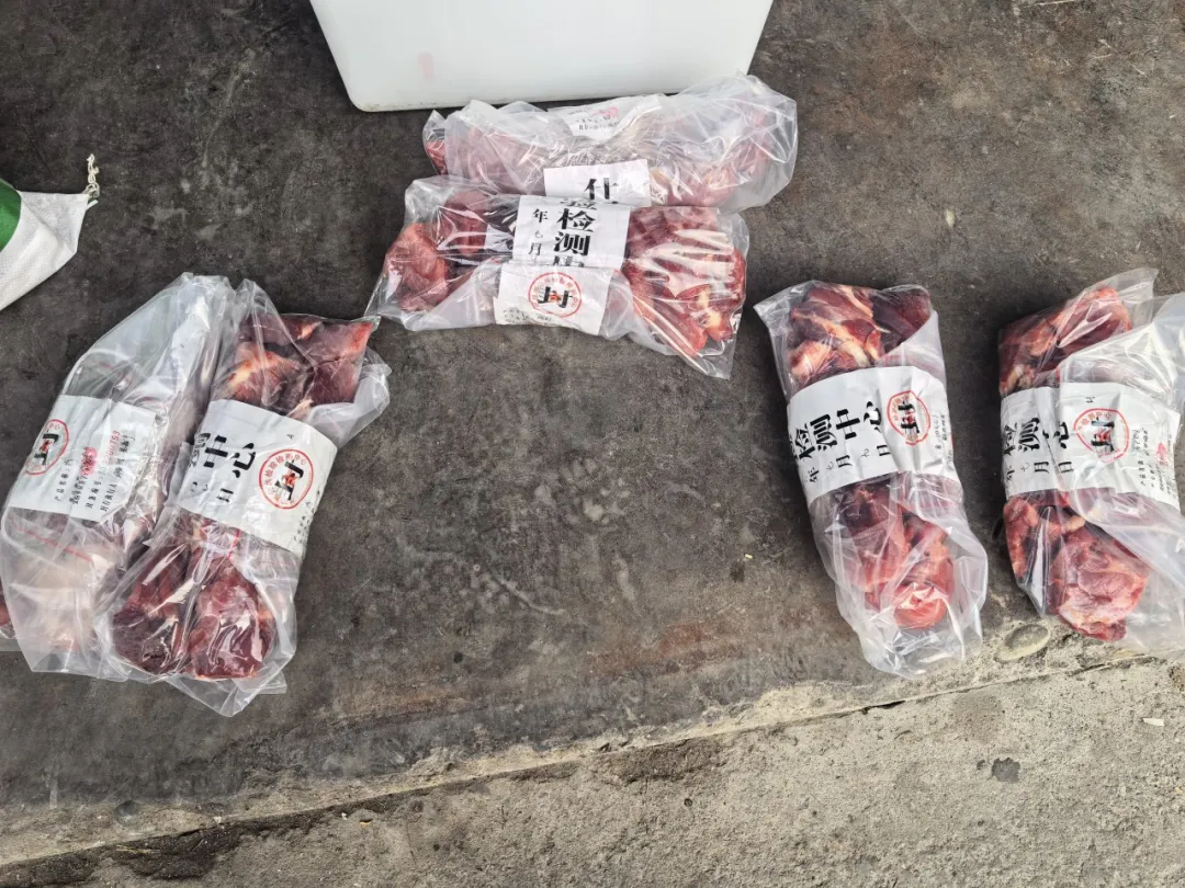 #警方捣毁3个牛肉制假窝点涉案超百万# 近日，四川什邡警方出动60余名警力，捣毁