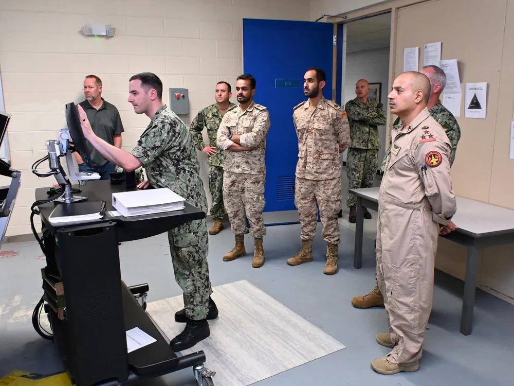 科威特又是买美军武器，又是花钱请美军培训，在伊朗武器面前似乎一点用处也没有。
