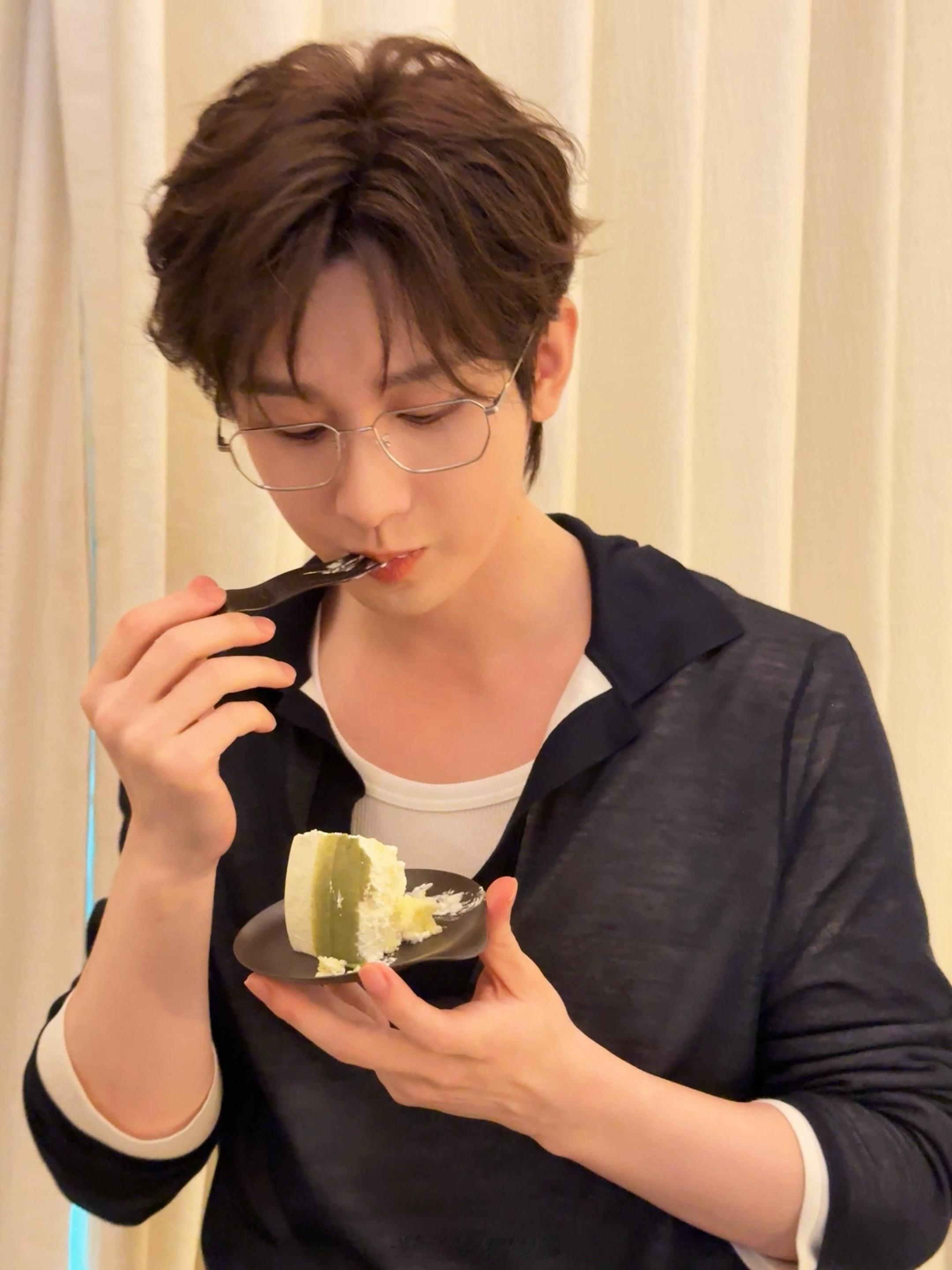 成毅吃生日蛋糕了呀！ee太好看了！天天开心！成毅戴眼镜吃生日蛋糕vlog