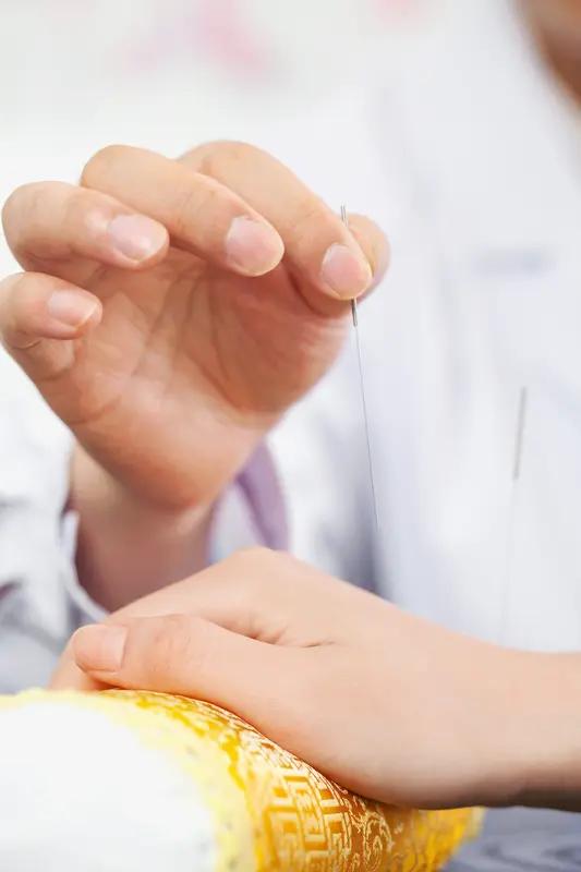 就读于中医针灸推拿专业，如今已是二年级的学生。
当时，男孩既不想学法，也不想成为