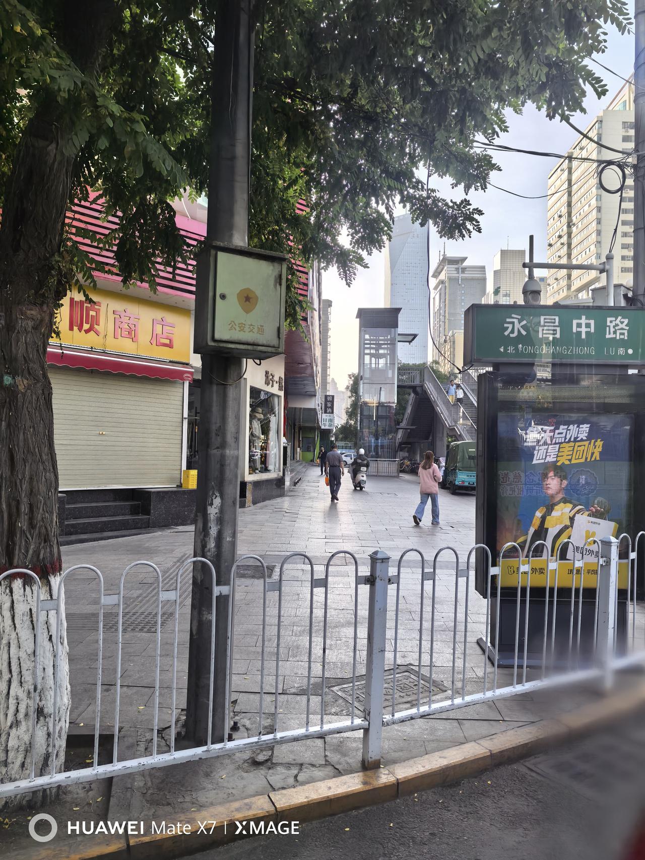 我都没有注意，竟然过街天桥两边安装了电梯，这真是好事啊，对于腿脚不便的人确实很方