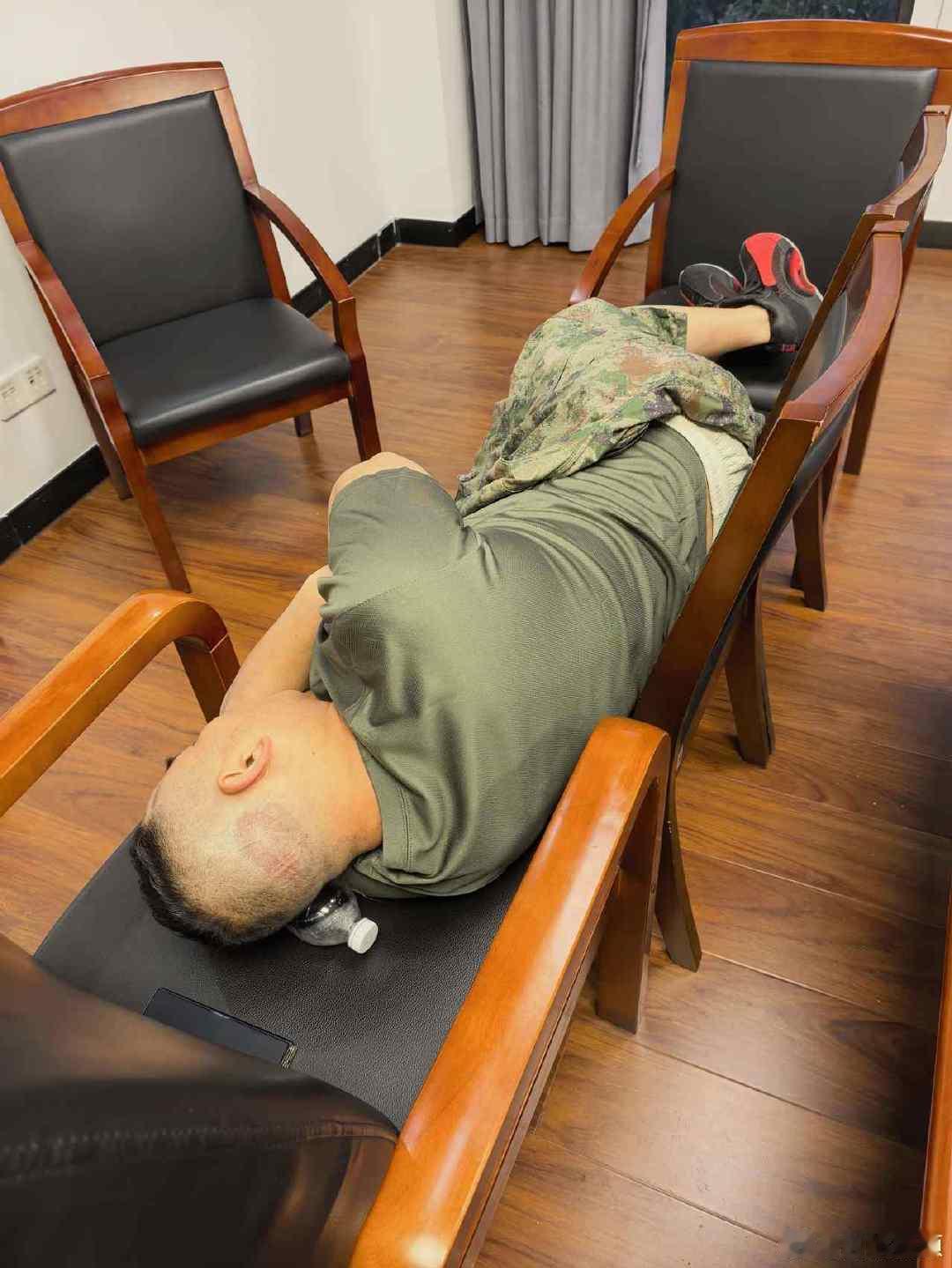 宁波健身房老板关店投身一线主动防台 7月11日风雨来袭，鄞州东钱湖镇85后健身房