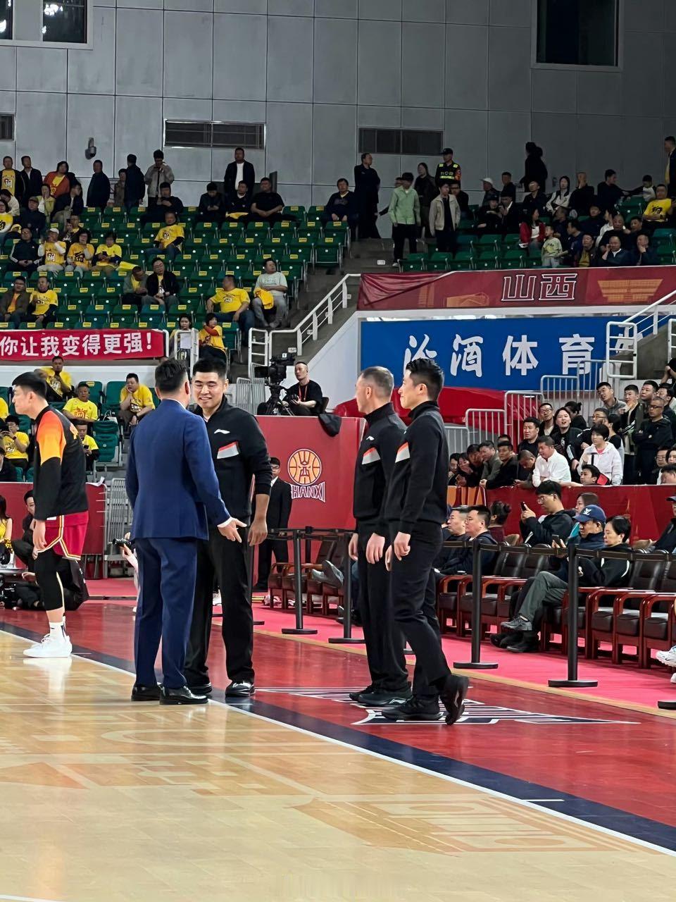 还真是。。。。。。今天山西vs广东的比赛用了两个外籍裁判。山西男篮vs广东男篮 