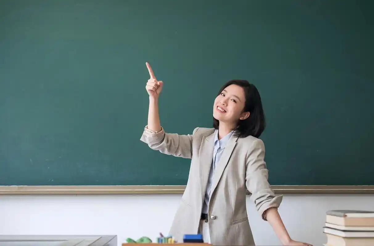 如何从一名教师成为教育局局长。
 
你站在教室后排，刚把晚自习盯完，萌生跳出普通