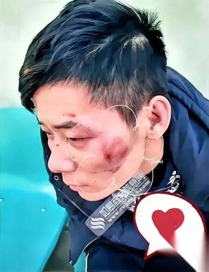 昨晚刷到个事

给我看愣了

四川那哥们被六个混混围堵的时候，换一般人要么慌得瞎