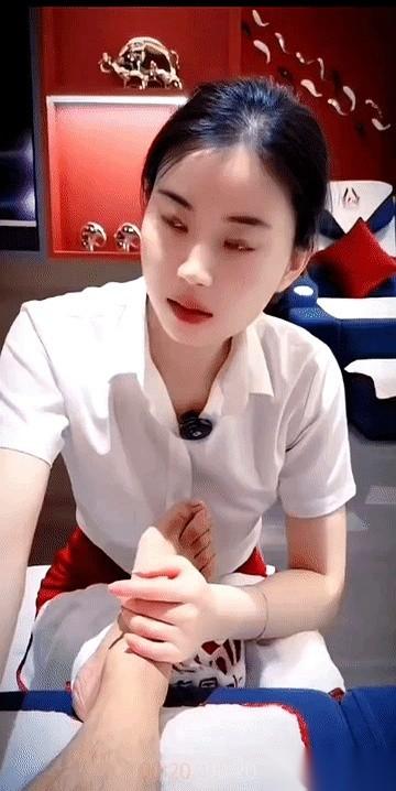 真该给有些人颁个奥斯卡。
真的。
就刚才那一幕，那眼神，那恰到好处的停顿，那句话