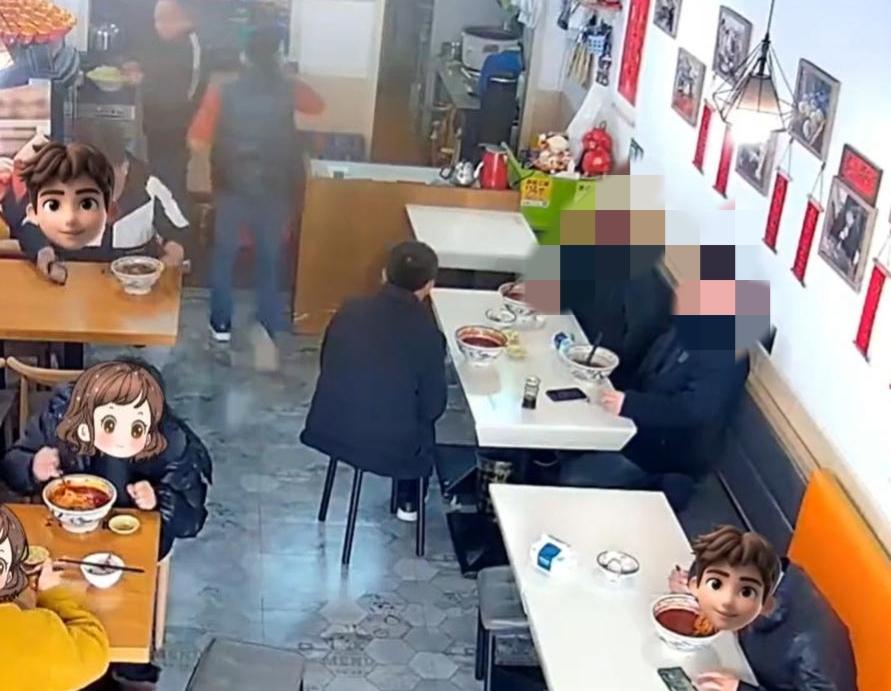 陕西有三名男子在一家面馆吃面，只是三人都没有存好心。

原来这三人为一桌，在面条