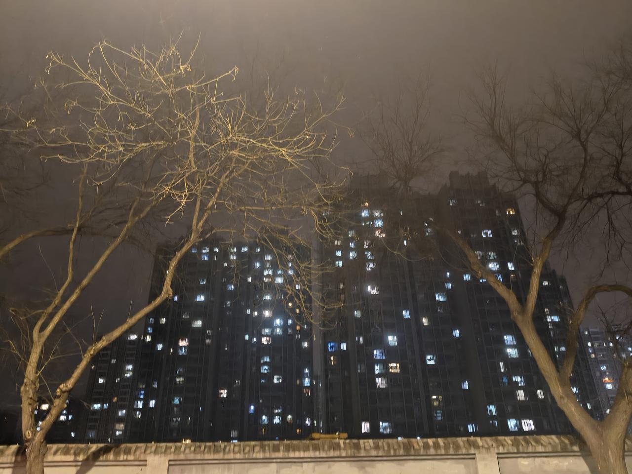 北京的夜景
朴素的夜景，无灯红柳绿的妖绕，可有引人入梦的情调！

每天走到这个地