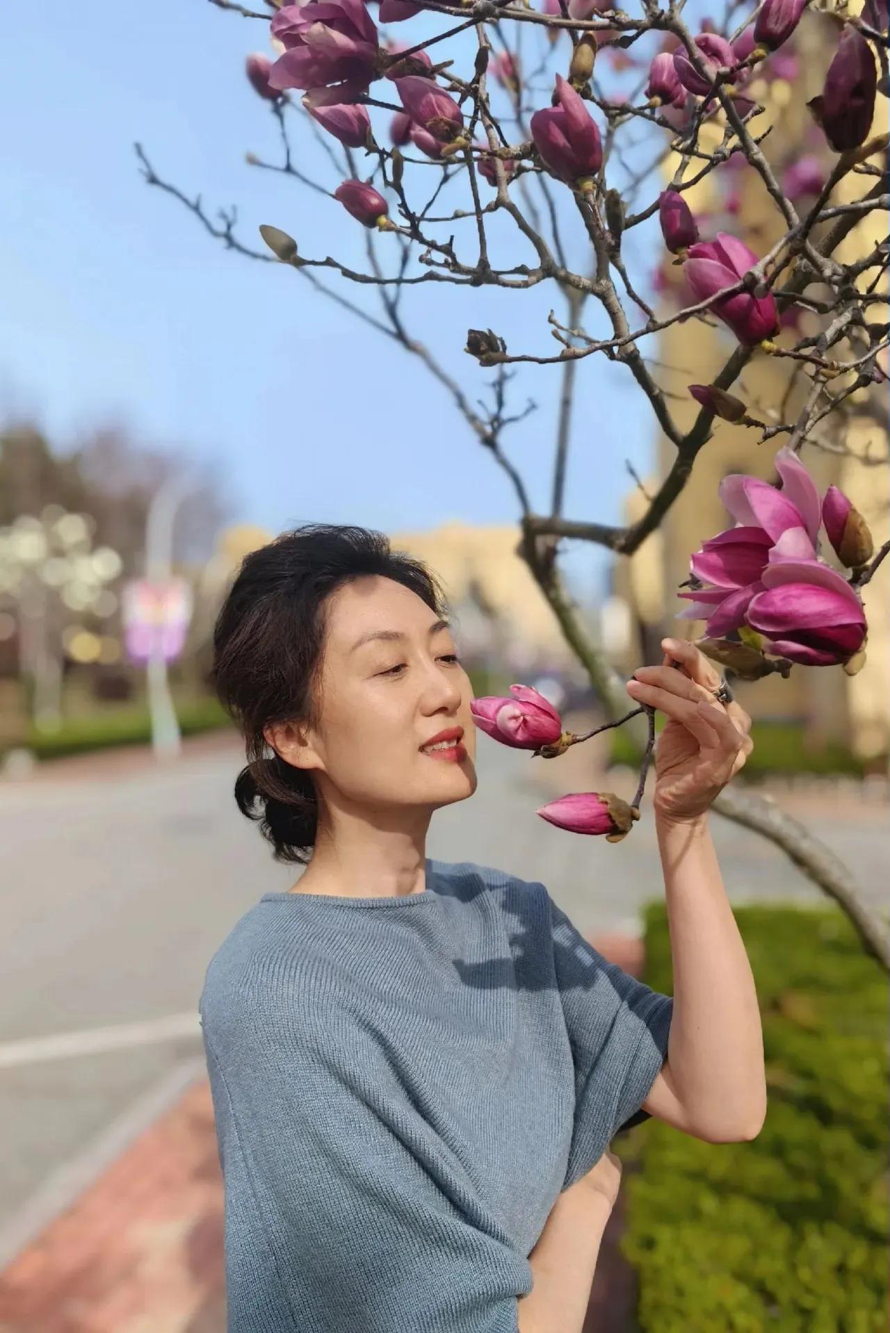 50岁的女人，也可以想🌹一样鲜艳美丽