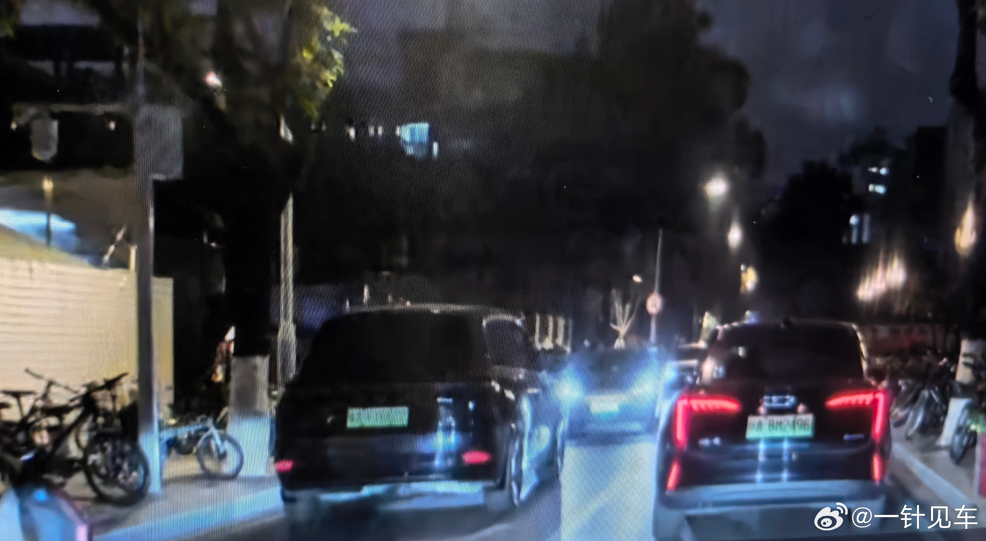 一见到就是刻板印象那款。。。刚才开车出门，一条双行道小路平时挺畅通的，偏偏今天堵