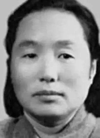 1937年，地主王学文发现一20岁女兵躺在家门口，见四下无人，他一下将女兵扛到了
