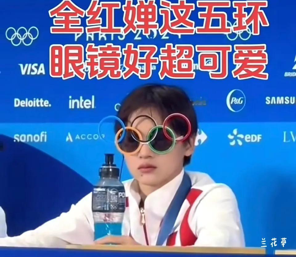 全红婵戴五环眼镜超可爱、超霸气，真有一种拿捏全世界的势头。
细心的网友发现，她右