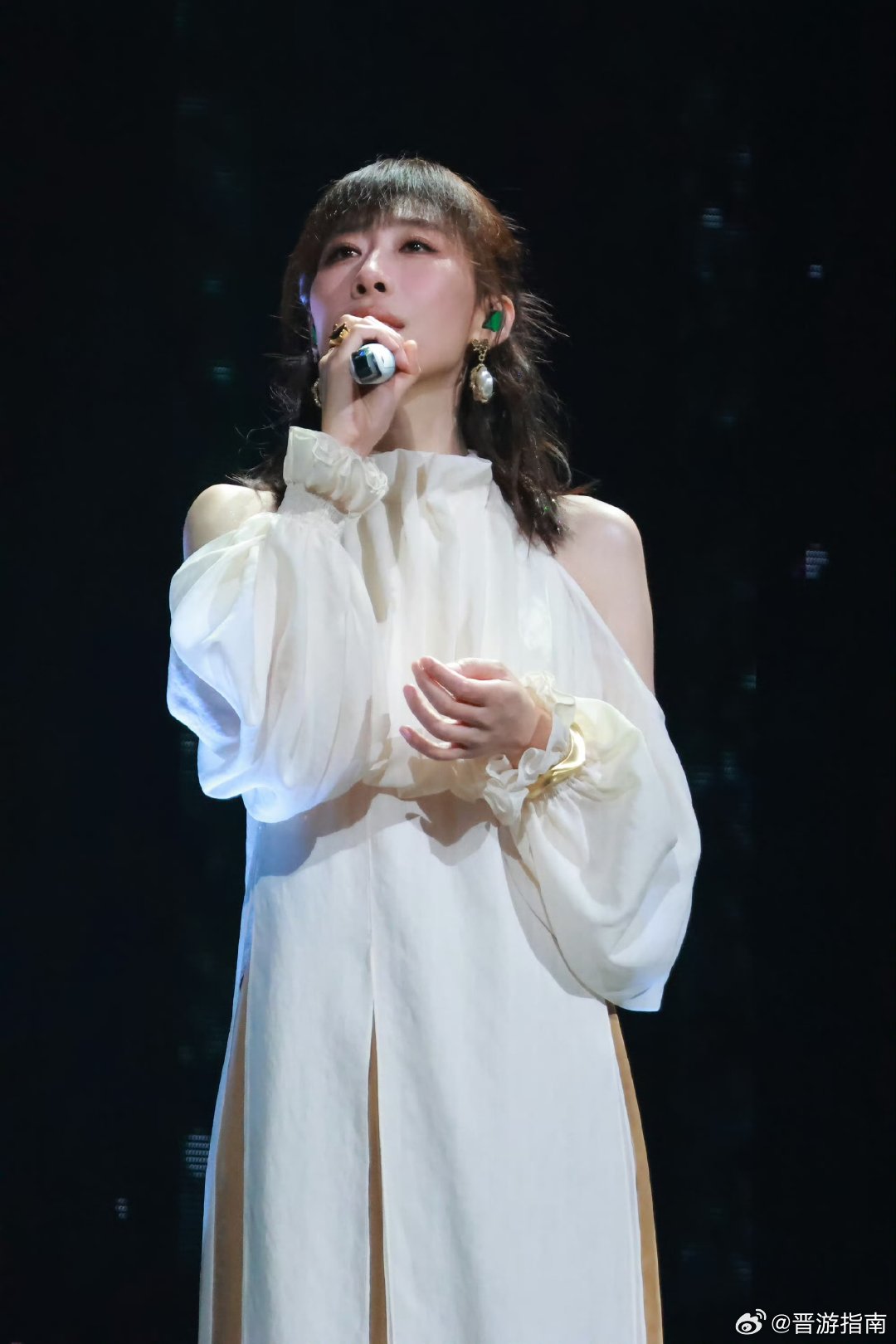 任素汐翻唱一生何求专门留给深圳的浪漫曲目，质朴唱腔唱出岁月厚度，没能到场实在太过