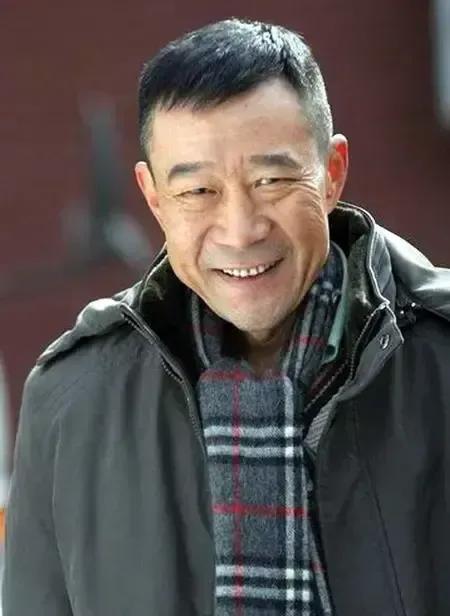 李雪健是演艺界举足轻重的老戏骨，有着“平民大师”的称号。他的演技是毋用置疑的。但