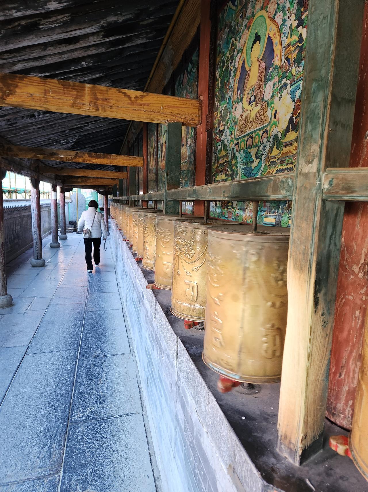 五台山的塔院寺是我国的重点寺院它位于山西忻州台怀镇，是五台山的标志。历史上它和显