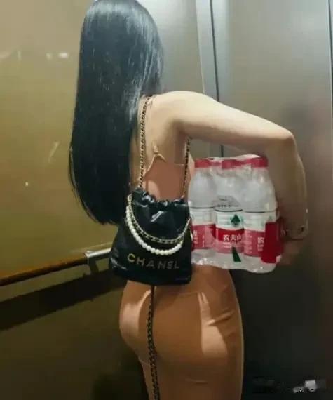 这张照片彻底“火了”，原因不在于人，而在于水!

这位美女，长发飘飘，打扮时尚，