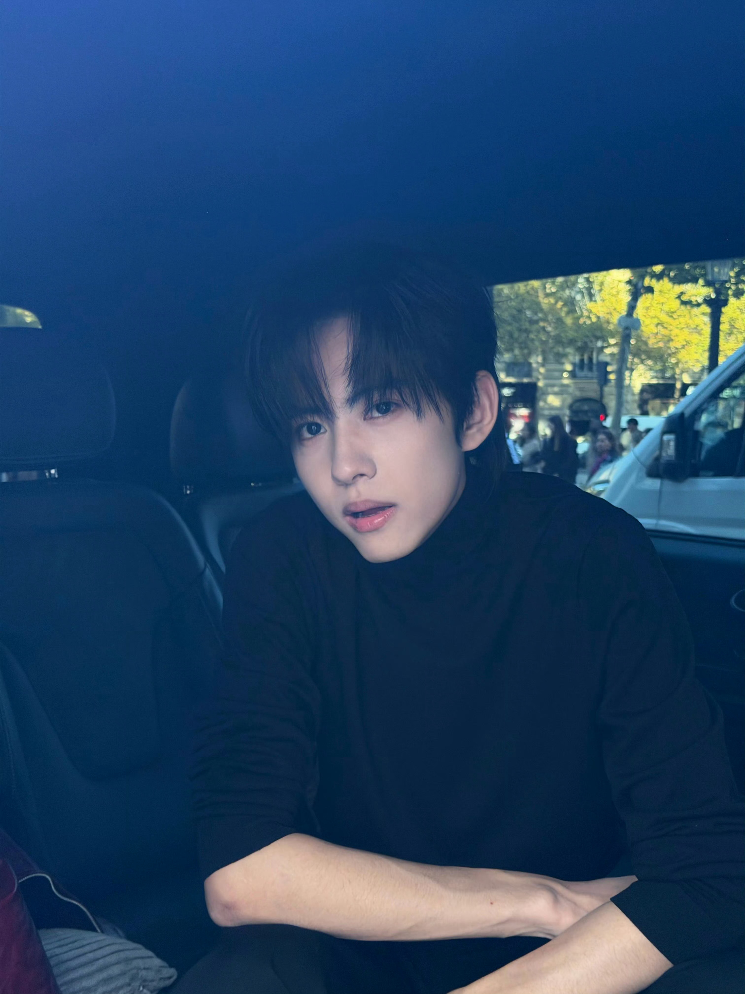 刘轩丞好优越的下颌线刘轩丞今日份营业🈶，黑色高领毛衣搭配皮衣好蛊，侧脸好优越的