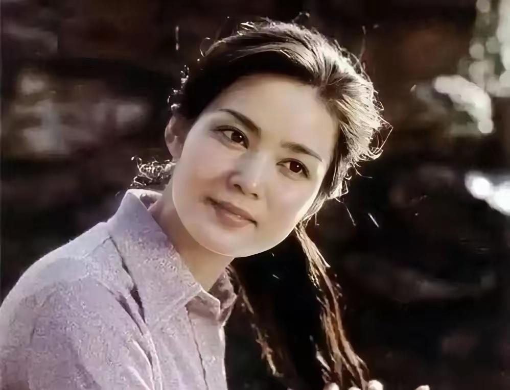 你看她熟悉吗？
80年代的美女，一位实力派老戏骨，猜猜她是谁？