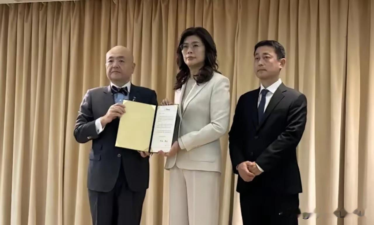 有点搞不明白！郑丽文这次个人捐款如此高调，究竟是为啥？

而与驻台代表片山关系“