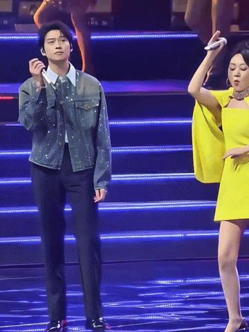 闫妮这是立人设还是真性情，怎么每次都那么癫，看多了也觉得有点刻意了，问题是闫妮这