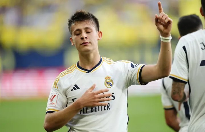 西班牙媒体《阿斯报》报道，19岁居勒尔在皇马的处境仍不明朗，面临出场机会少的困境