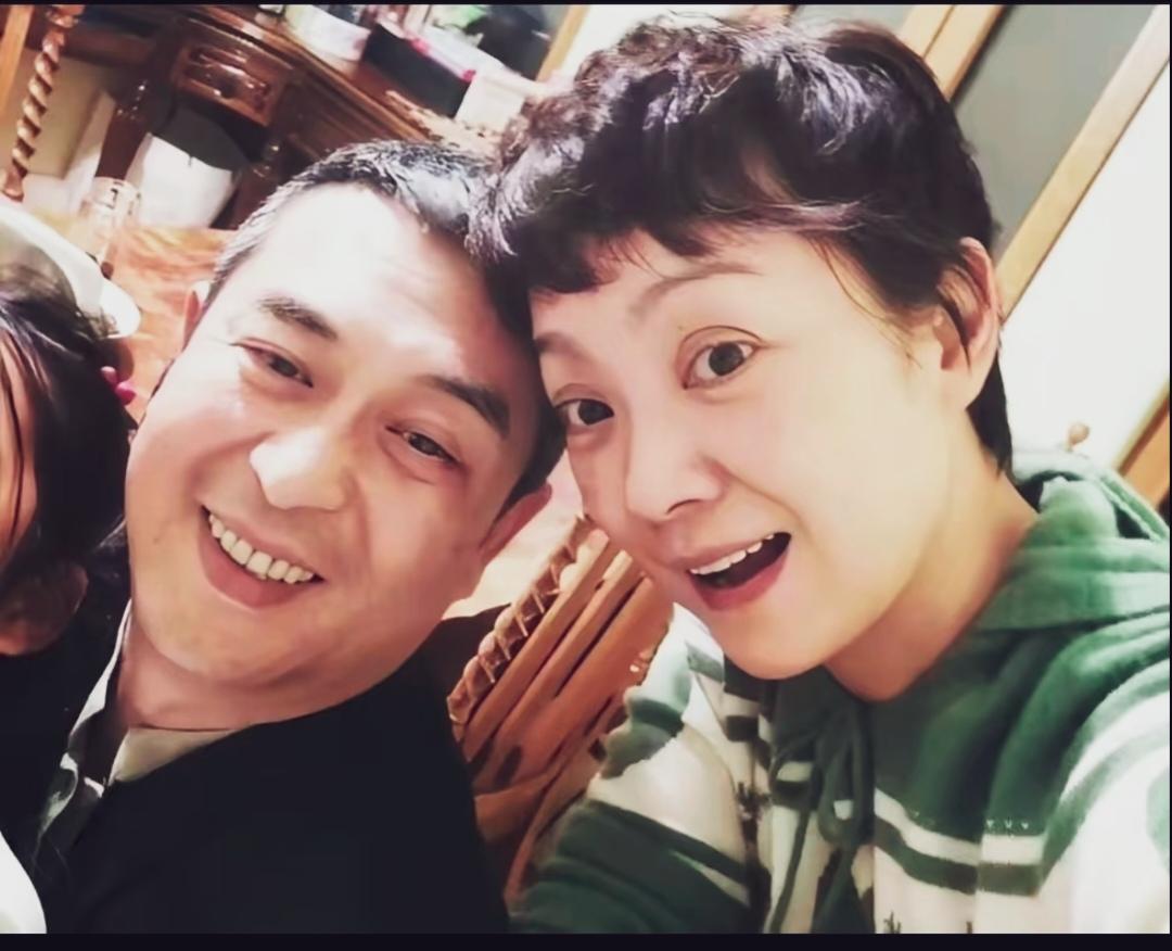 张嘉译常年受强直性脊柱炎困扰，据说早年有沉迷麻将的习惯，两人为此不少拌嘴，后为家