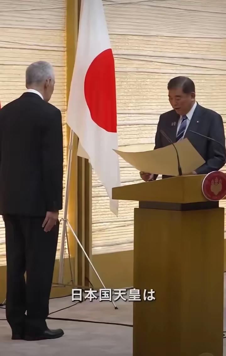 《联合早报》5月17日称
“李显龙资政明起访问中国广西上海五天”
他应该向中国民