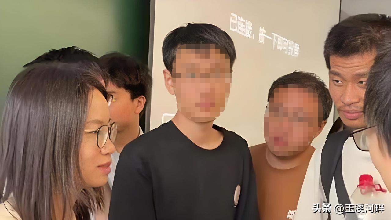 韦东奕和王虹是同龄人，现在王虹获得了菲尔兹奖，数学成就如日中天，不知道韦东奕心里