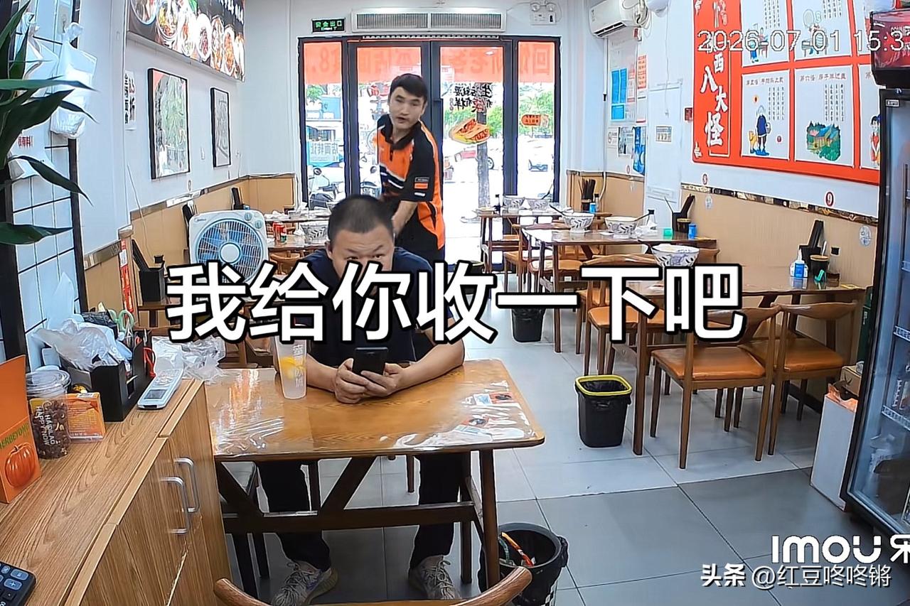 浙江杭州，一外卖小哥去面馆吃面，等餐时，小哥站起来对老板说：“我可以帮你收碗吗？