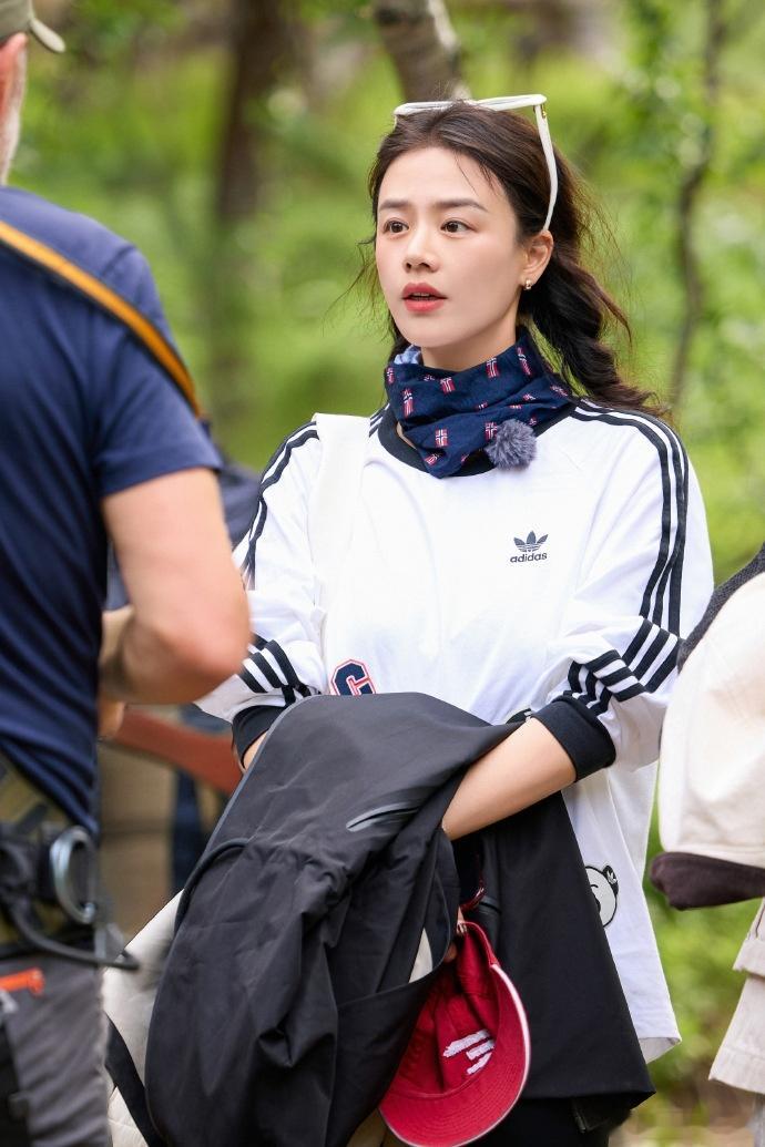 马思纯把球衣穿成了夏日高定 马思纯探班穿搭又上分了！马思纯把球衣穿出了高定感，拼