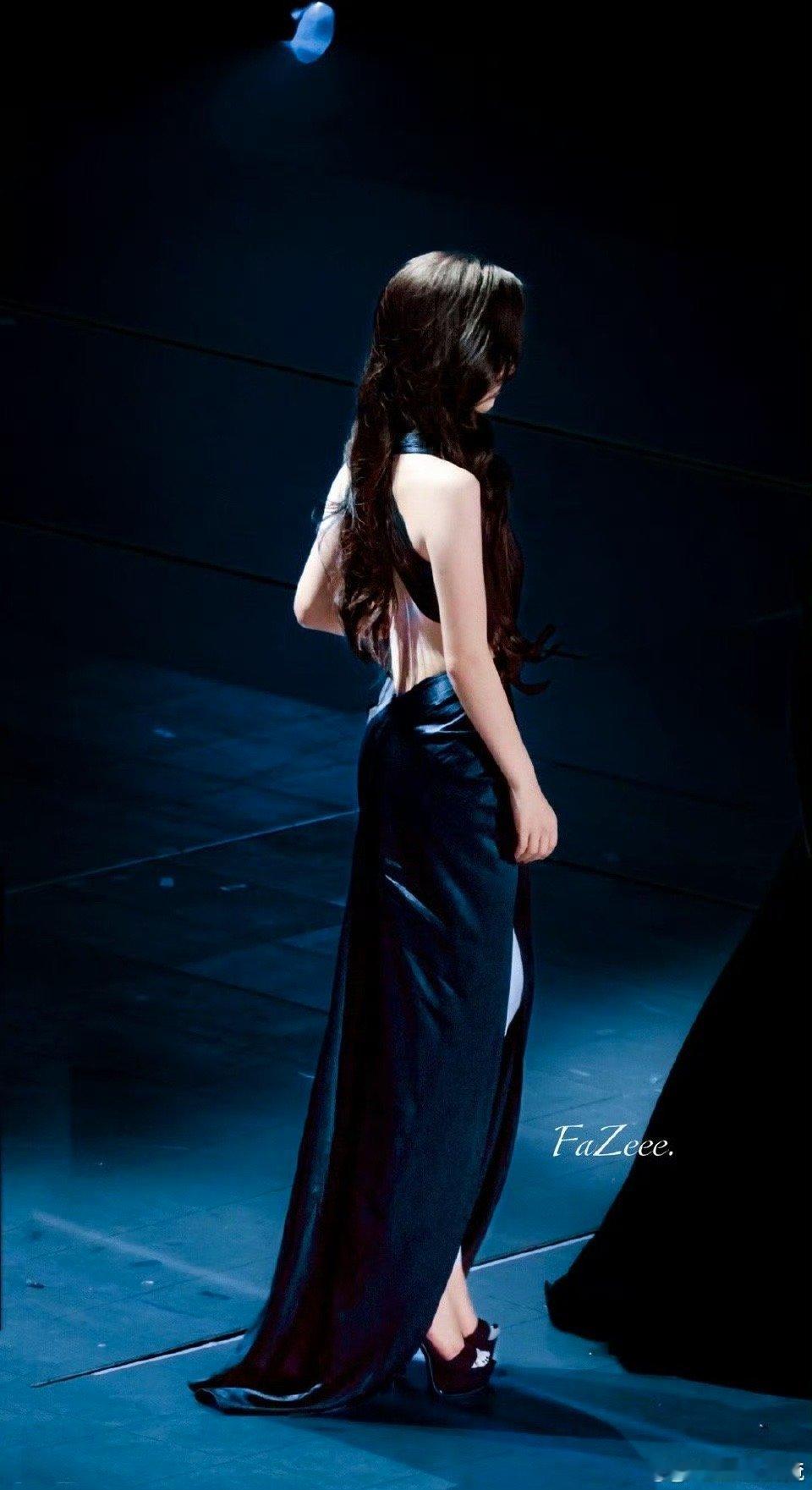 代露娃的背不拔罐可惜了 代露娃这身造型美到窒息！黑色挂脖露背裙完美展现优越美背，