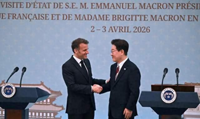 抵达法国后，李在明搂住马克龙肩膀，韩国通告全球，一个时代结束