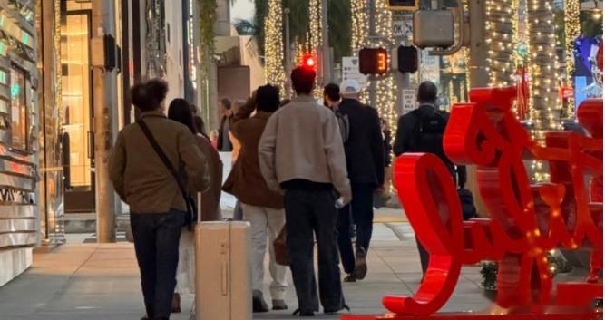 继胡彦斌与易梦玲亲吻照曝光恋情后，林俊杰与女友在美国逛街也被偶遇了！有网友爆料称