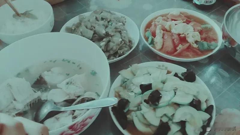 活在当下，我觉得幸福是个复杂的玩意儿。就说我自己，每天上班累成狗，工资也就够糊口