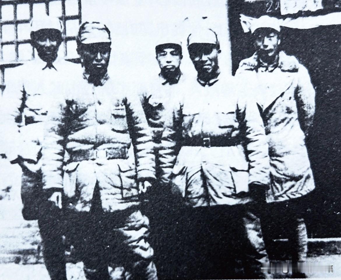 1940年，在山西武乡王家峪八路军总部。左起：罗瑞卿、吕正操、彭德怀、朱德、聂荣