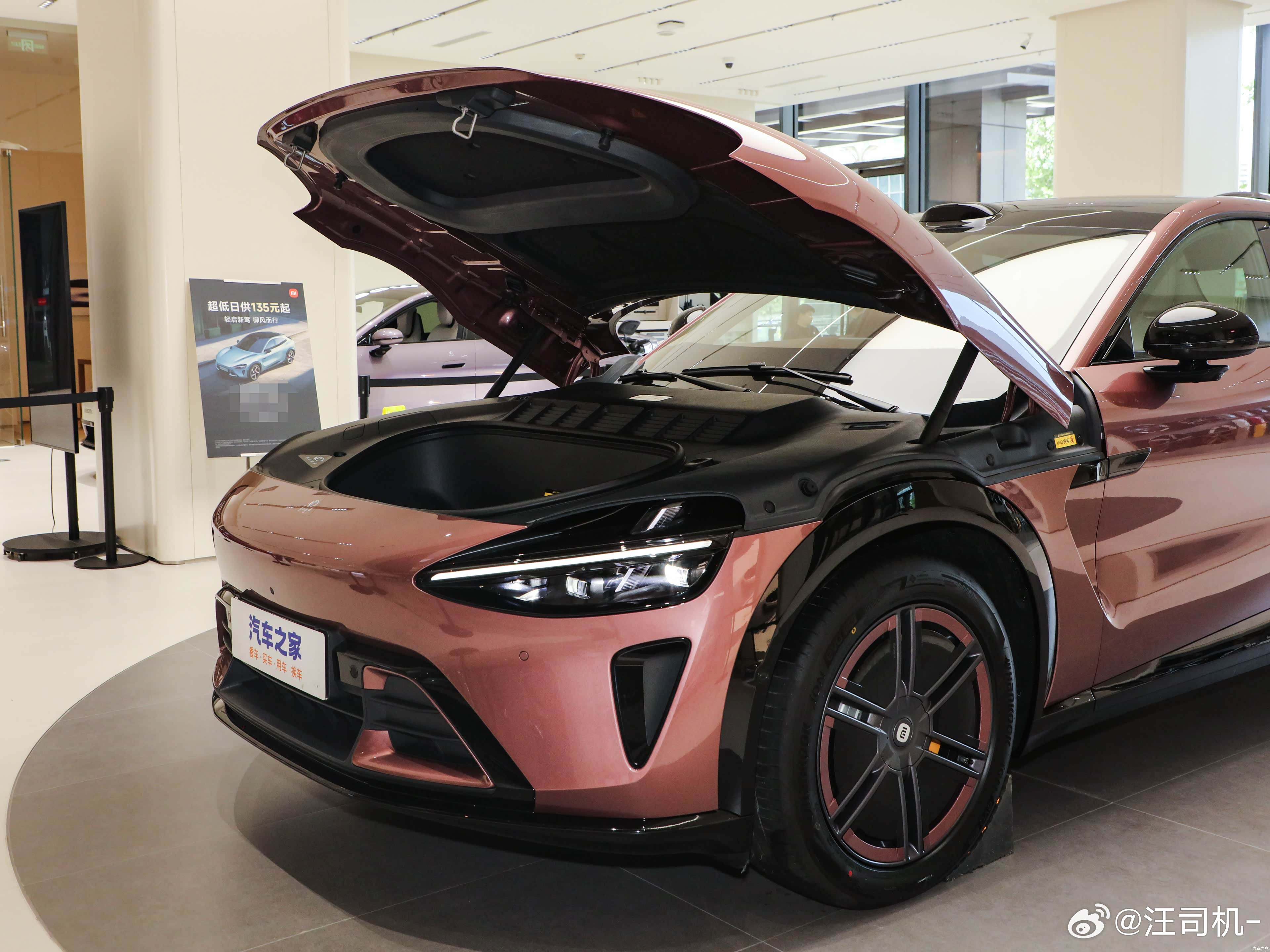 小米YU7前盖和SU7不一样，用的是四连杆铰链。1、大蚌盖更适合四连杆铰链；2、