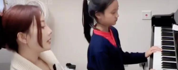贾乃亮和李小璐的复合被媒体曝光，他们一家三口在海边度假，男方疯狂地向女方示爱。贾