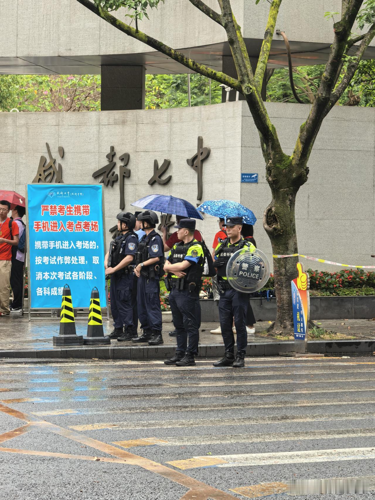 成都市高考第一天，毛毛雨中，成都七中林荫街考点图片分享。最大的特点是组织的非常严