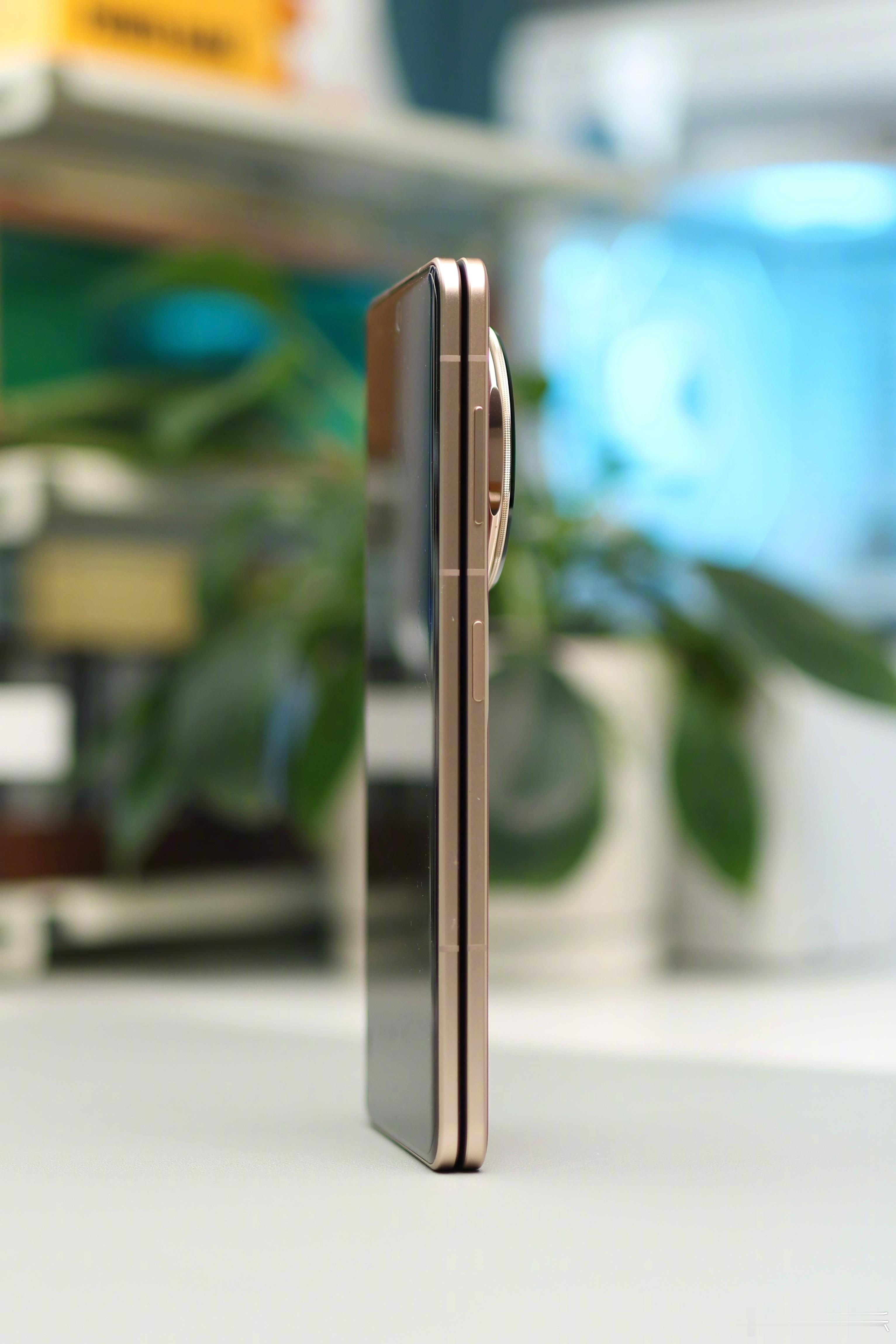 工作室有三台折叠屏手机，今天仔细端详了一下，不禁感叹，现在的折叠屏对比最开始上市