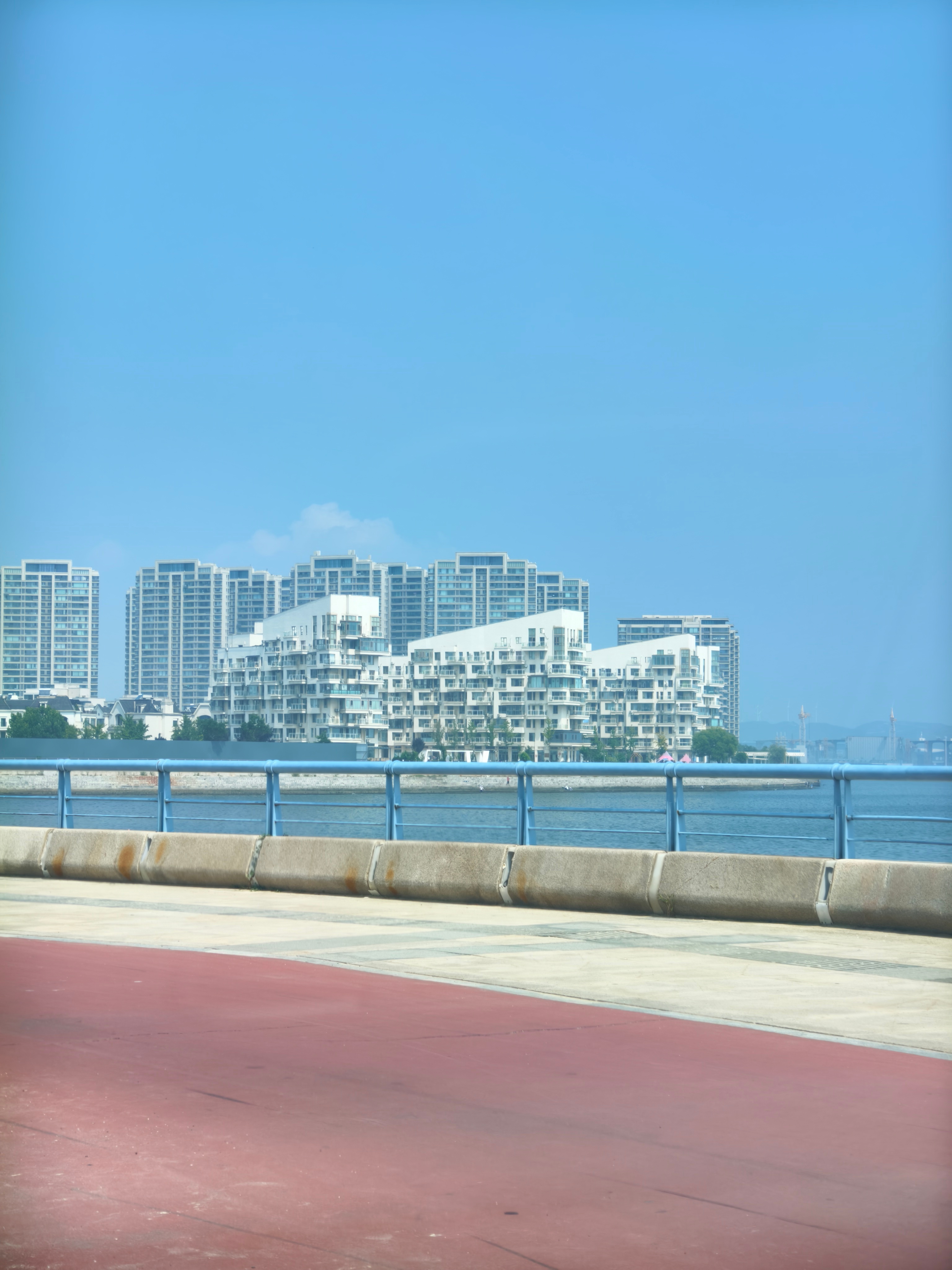 烟台的海边，跟青岛比，还是差别挺大的。 烟台·金沙滩湿地公园