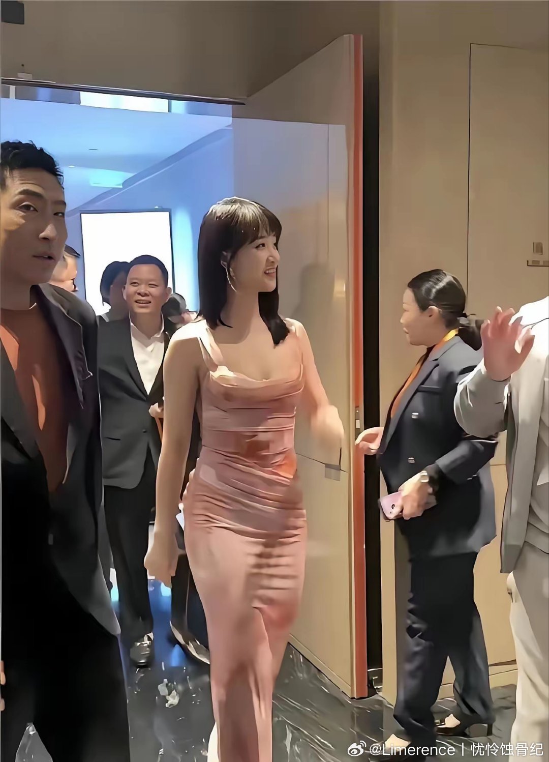 原以为在电视上看也就普普通通，没想到见到真人，直接被惊艳到，那美貌完全不是一个量