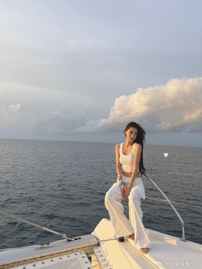 Angelababy马尔代夫游客照碧海晴空造就绝佳氛围感，海风相伴的惬意旅途，A