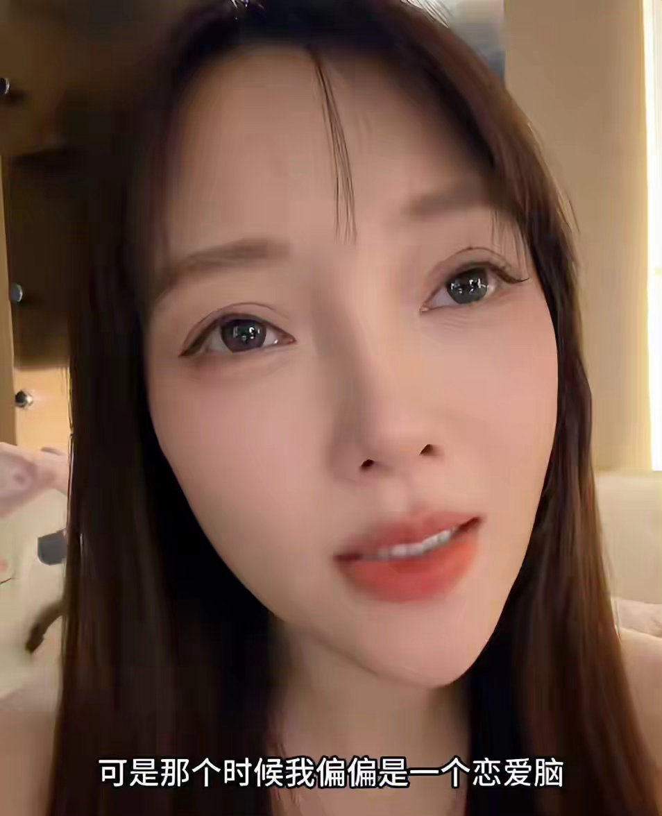 离婚6年，李小璐深夜承认恋爱脑，只字不提贾乃亮，却句句都是他 