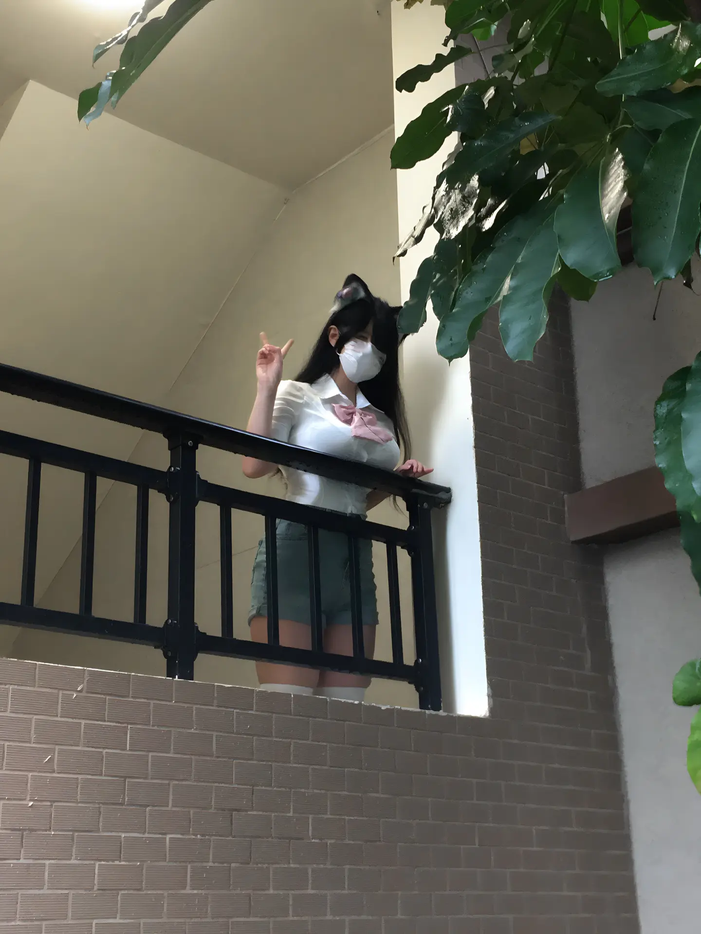 至少楼下散步有我呢