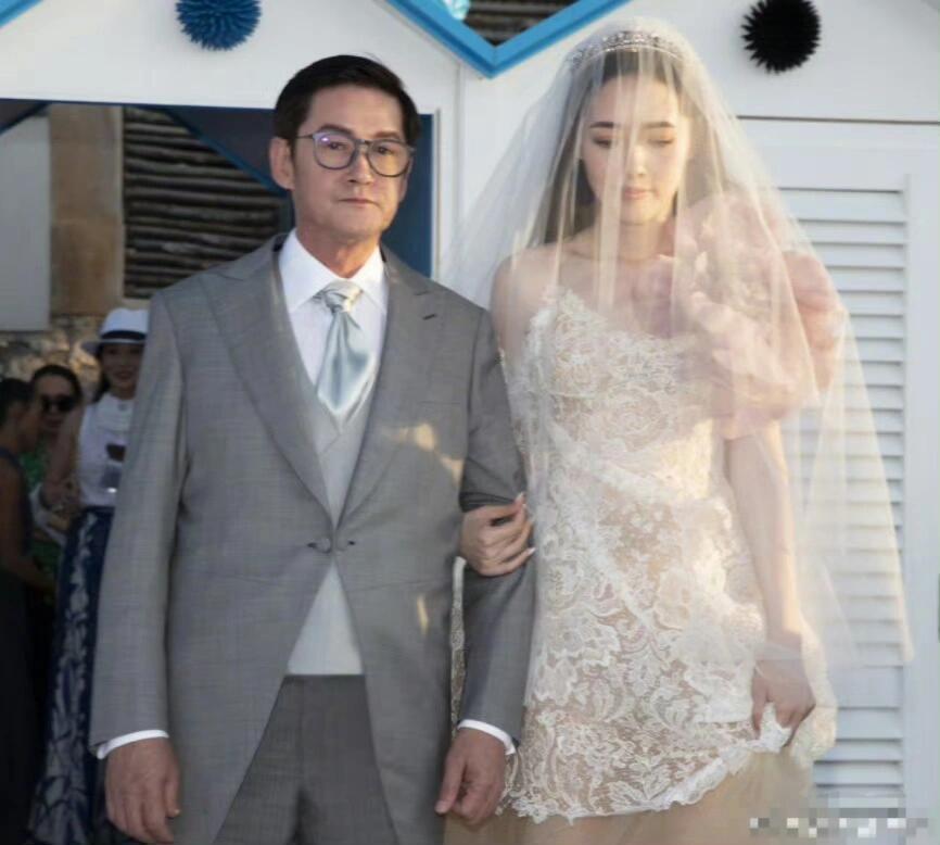 郭碧婷结婚时，郭爸爸还是帅大叔一枚，现在一头白发，有人说带孩子惹的，人家那么有钱