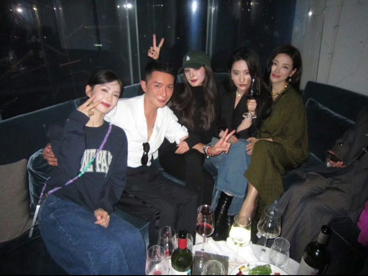刘诗诗、杨幂、刘亦菲、朱珠vogue活动同框合照🈶 