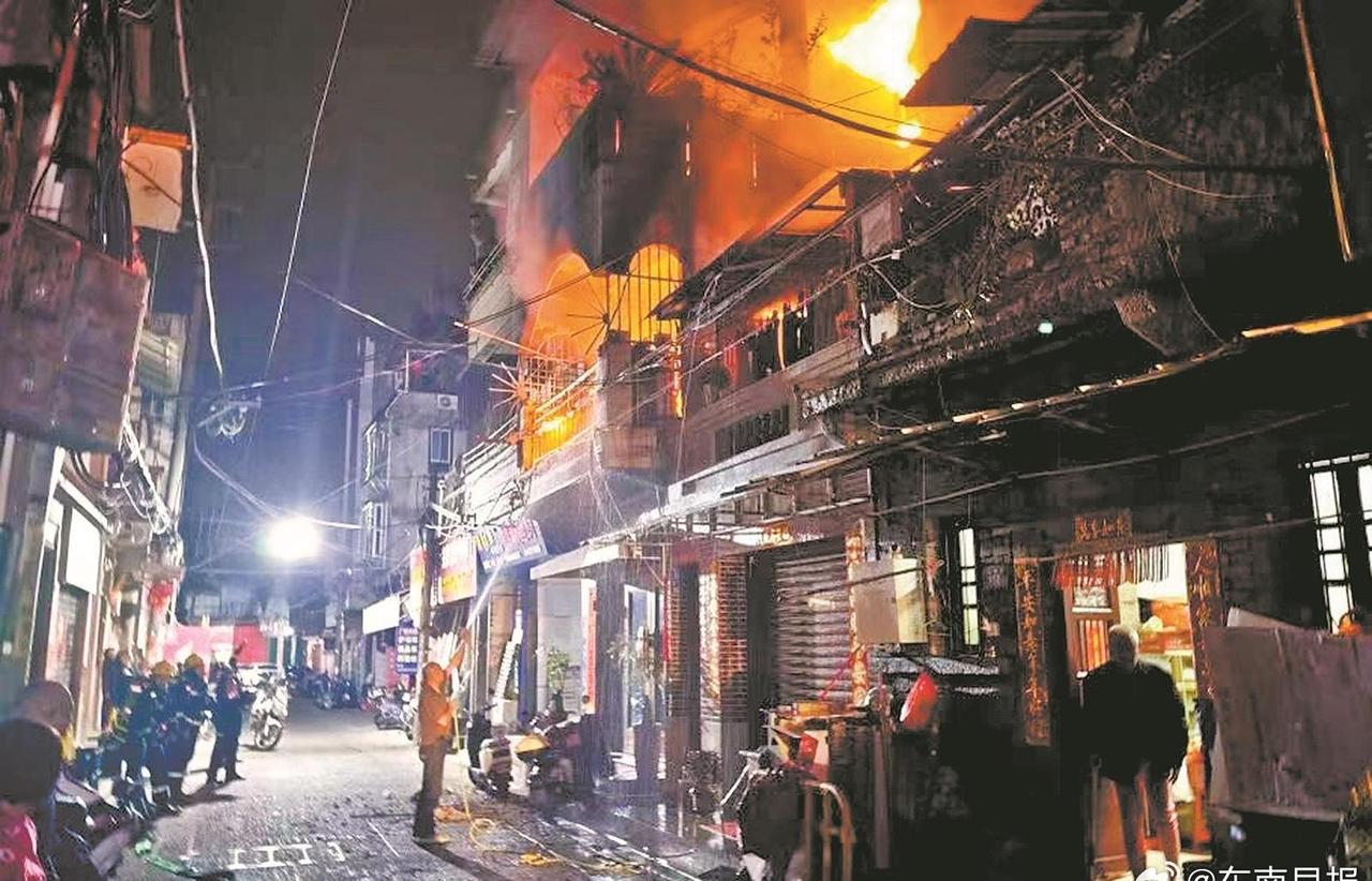 【母女被困火场，泉州民警破门救出！公安部发布的一则短视频火爆网络】“不要担心！先