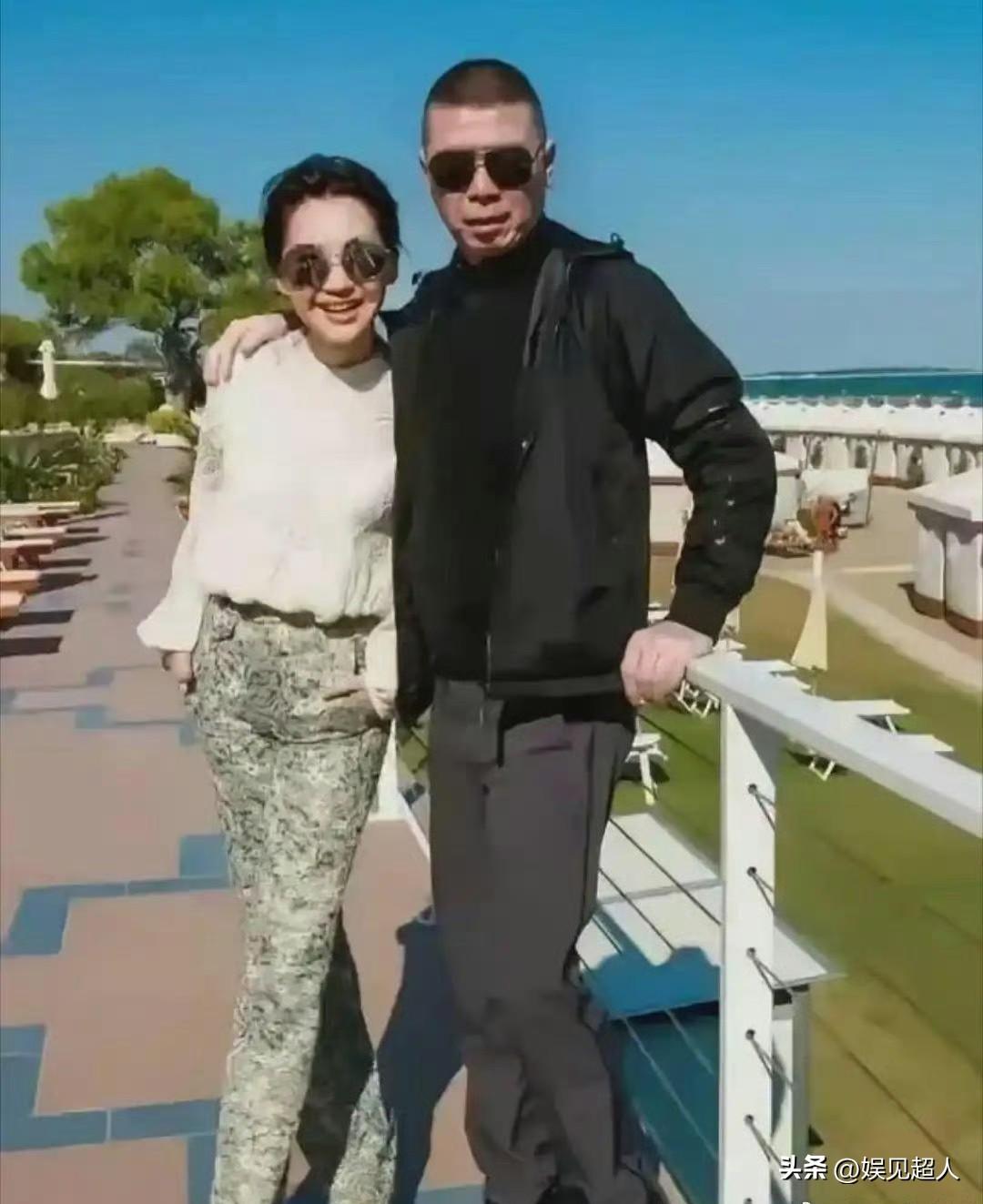 冯小刚这两张照片也太吸睛了！徐帆看到不得偷偷吃醋？