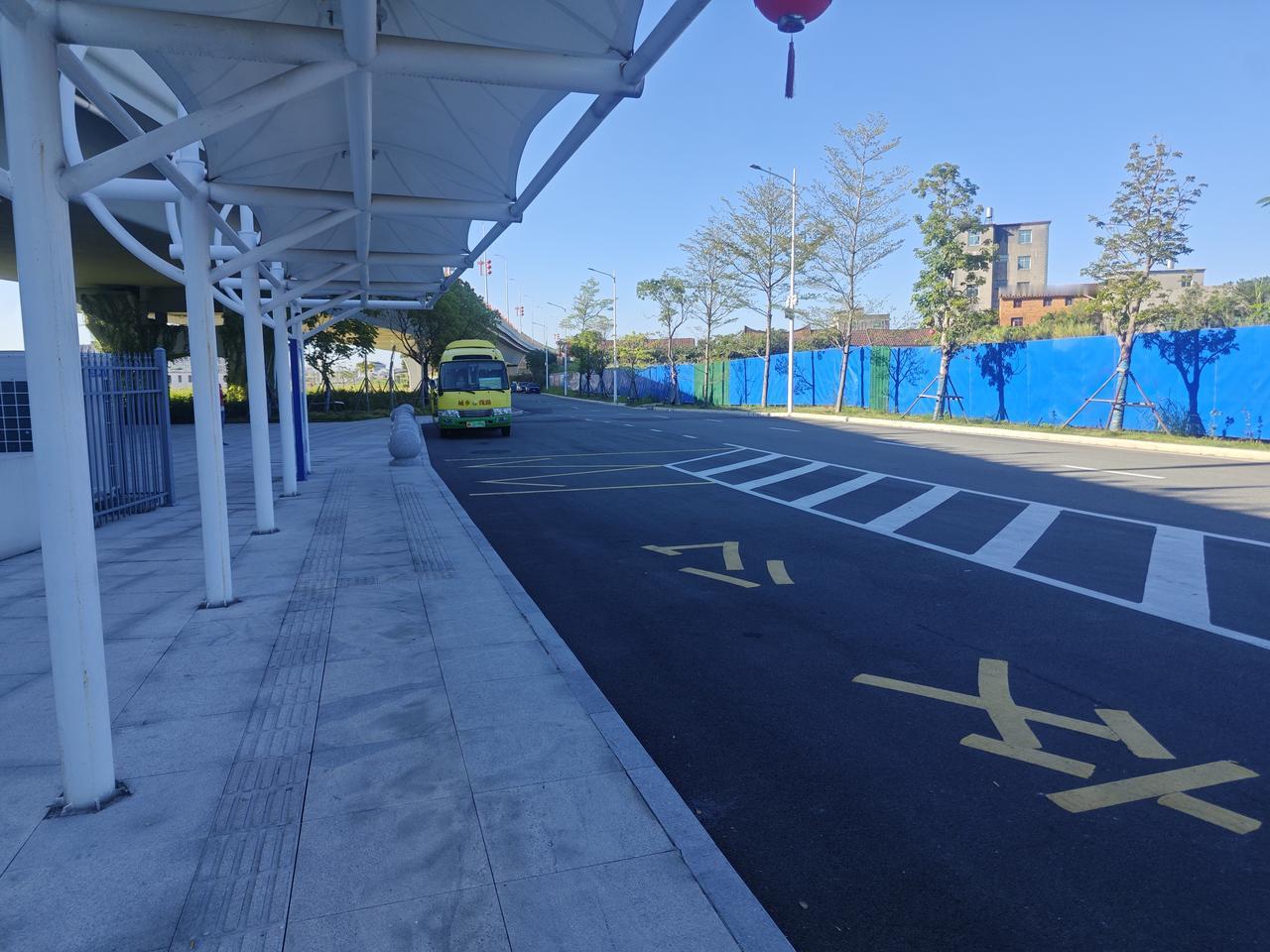 莆田专为国庆假期开辟景区免费接驳公交，站点设置在交通枢纽火车站。然而，是在人烟罕