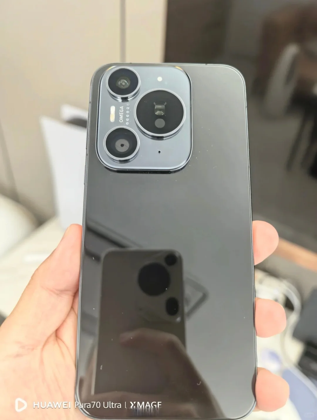 网上看到的华为最早设计的pura70标准版的工程机版本，整个相机语言还是偏保守的...